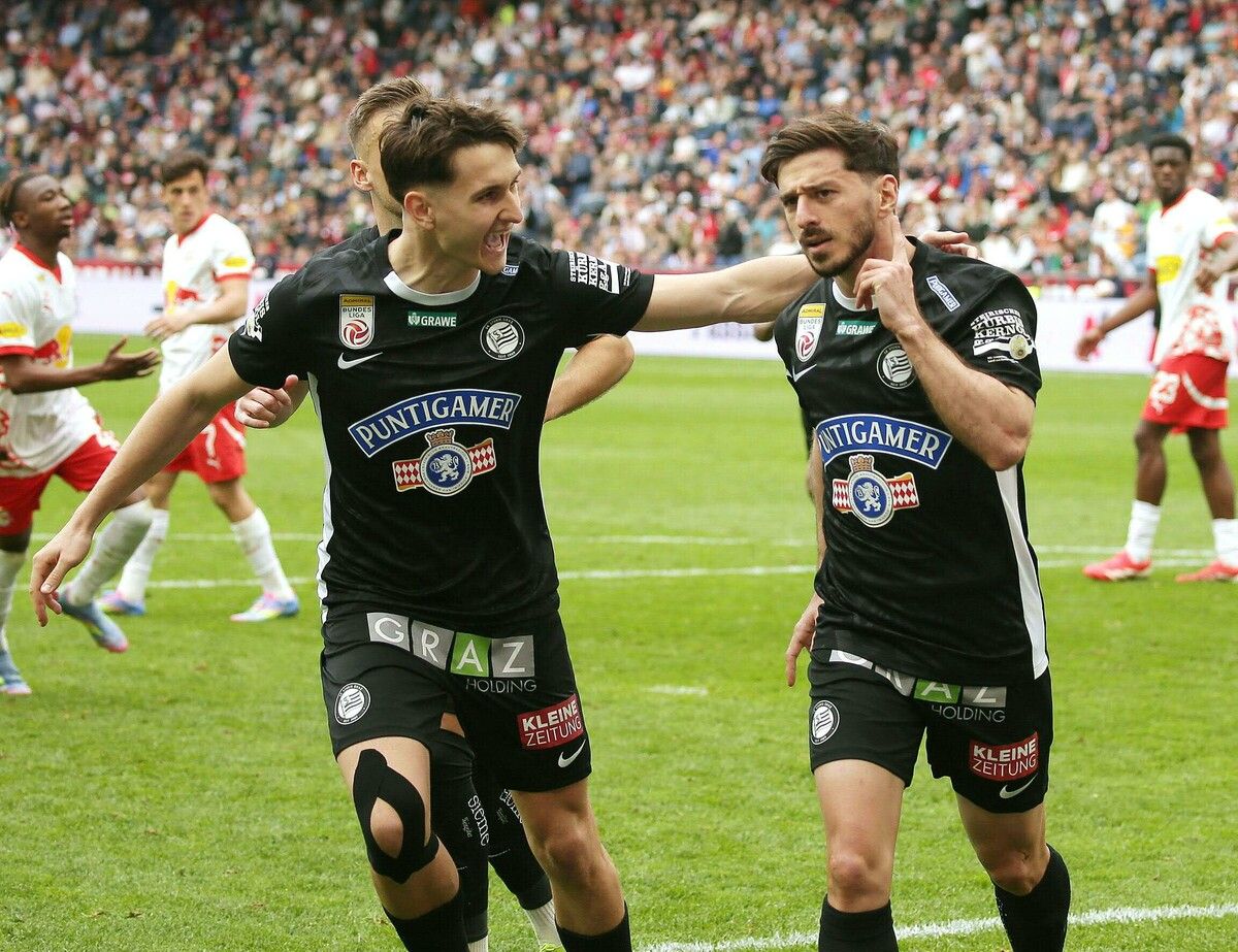 Otari Kiteishvili (jubelt im Bild rechts mit Leon Grgic) war Sturms Matchwinner beim Spiel in Salzburg.⇒apa/gepa