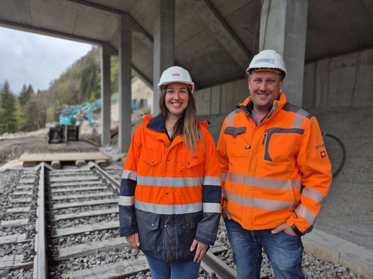 Projektleiterin Barbara Wachter und Bauaufsicht Hanspeter Hölzl zeigen die Abbrucharbeiten der Löcherwaldgalerie. ⇒VN/JUN