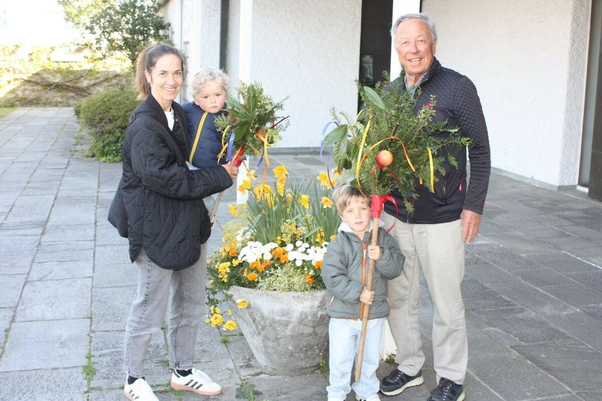 Rankweils Ex-Vizebürgermeister Manfred Speckle mit seinem Enkel beim Palmbuschbinden. ⇒VN/TK