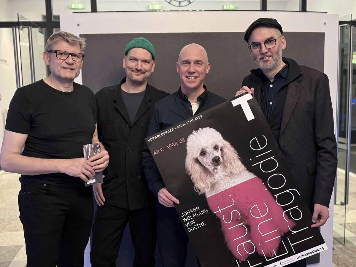 Regisseur Max Merker (2.v.re.) mit Bühnen- und Kostümbildner Damian Hitz, Musiker Dominik Dittrich und Dramaturg Martin Bieri nach der Premiere am Landestheater.⇒SIE