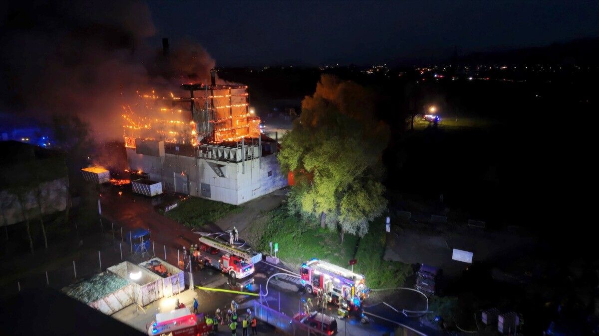 Rund 140 Einsatzkräfte der Feuerwehr bekämpften den Vollbrand auf dem Firmengelände. ⇒M. SHOUROT
