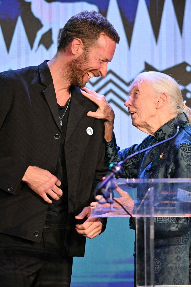 Sänger Chris Martin und Forscherin Jane Goodall unterhalten sich beim Trail Blazers Ball im Sierra Club in Los Angeles auf der Bühne.