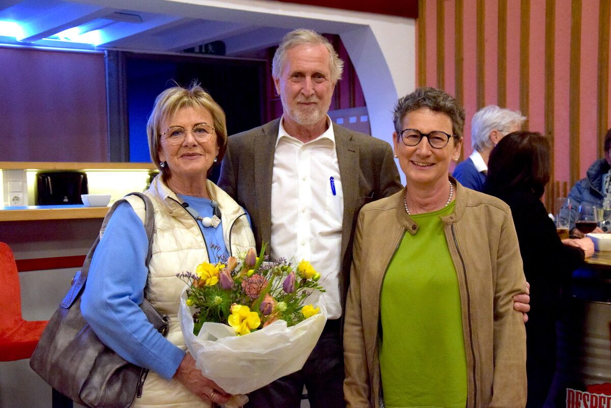 Schauspielerin und Moderatorin Renate Neve (l.), KPV-Außermontafon-Obmann Peter Matt und Petra Stocker (Tagesbetreuungs- und MOHI-Leiterin). ⇒sco