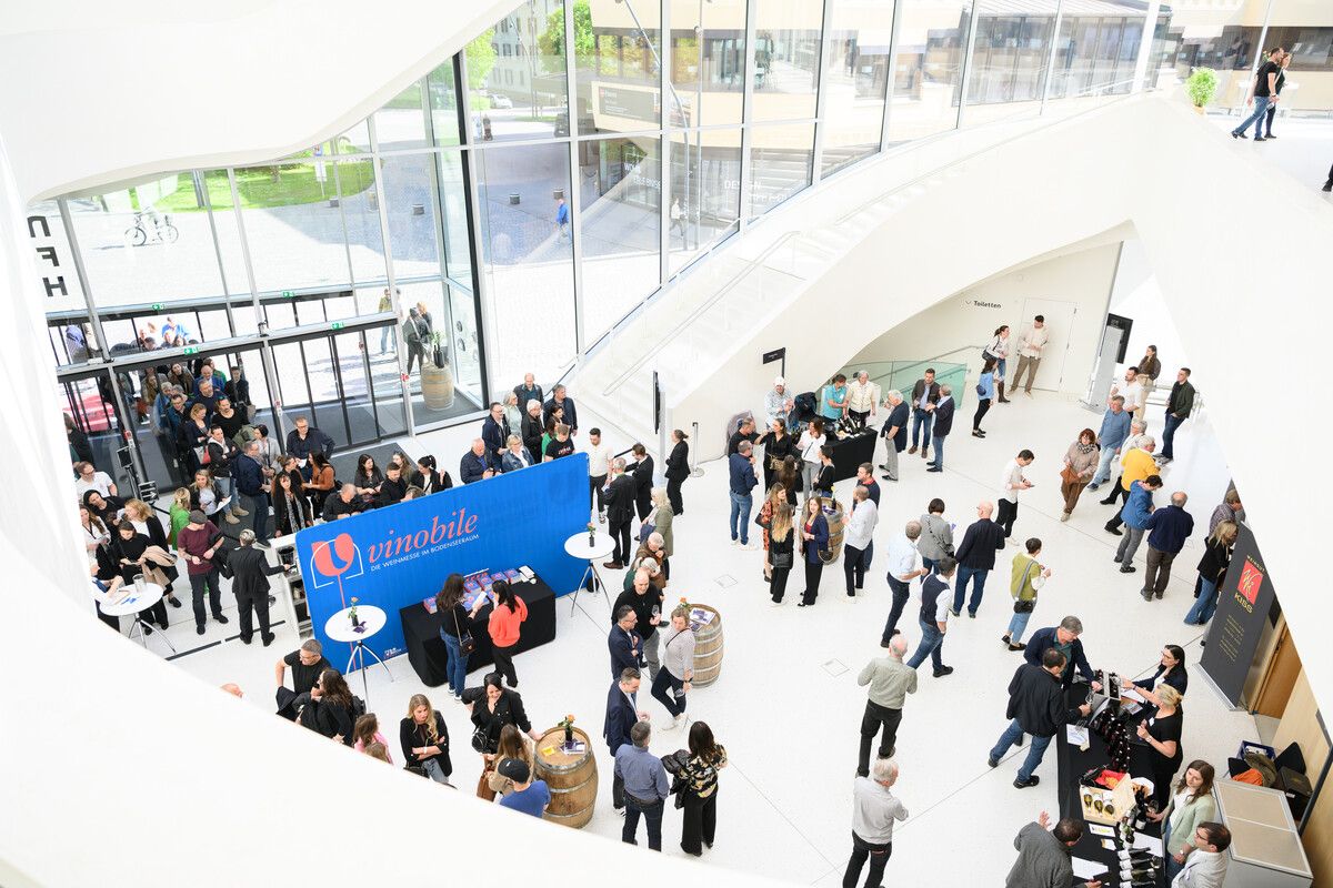Seit 1998 kommen bei der Weinmesse „Vinobile“ Winzer(innen) aus allen Weinbauregionen Österreichs in die Montfortstadt. ⇒Stadtmarketing und Tourismus Feldkirch