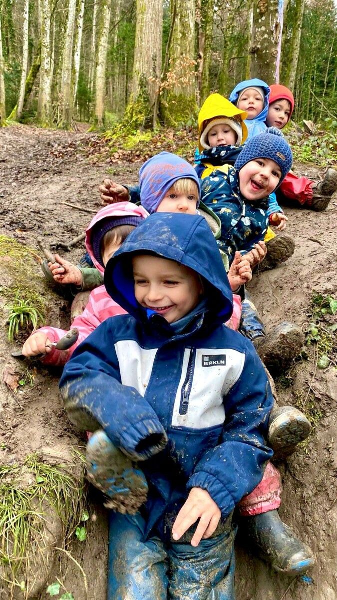 Sich im Wald ohne Zeitdruck und Einengung austoben zu können, ist wunderbar, weiß man bei der Waldpspielgruppe.⇒Waldspielgruppe