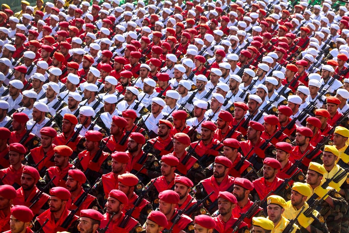 Soldaten marschieren während einer Militärparade anlässlich des jährlichen iranischen Armeetags in Teheran. AFP (4), dpa