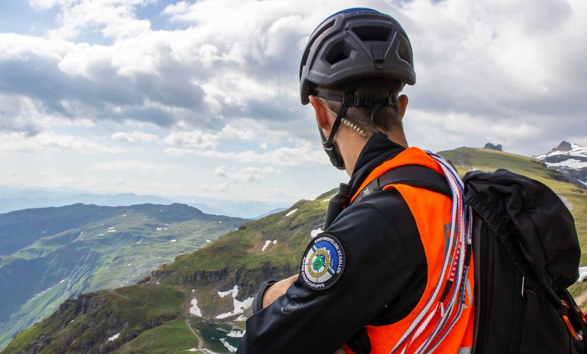 Spezialisten der alpinen Einsatzgruppe untersuchen den Unfall. ⇒symbol/kapo