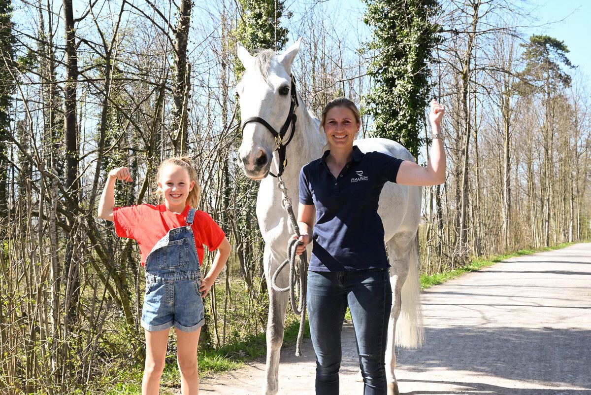 Springreiterin und Olympionikin Katharina Rhomberg (rechts) sprach mit Voltigiererin Nea Wachter (11) über ihre gemeinsame Leidenschaft.⇒Bernadette von Sontagh