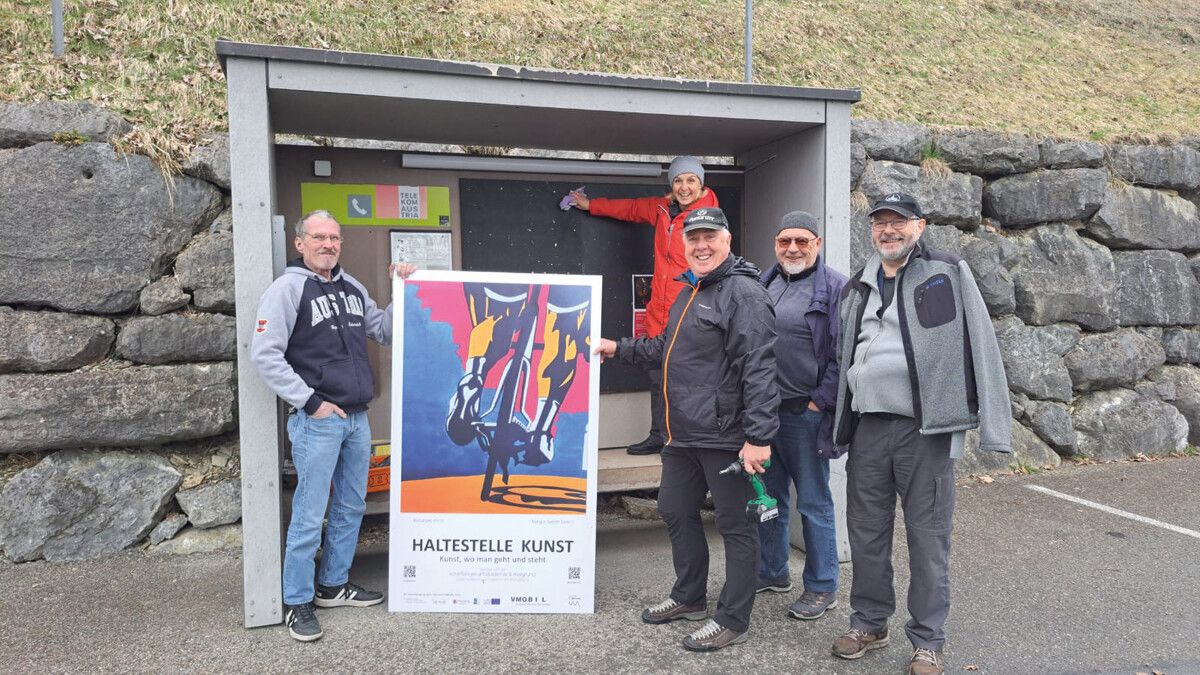 Startklar für die neue Runde: Fünf Beteiligte der „Haltestelle Kunst“ bereiten eine Bushaltestelle im Walgau auf die Ausstellung vor. ⇒Verein