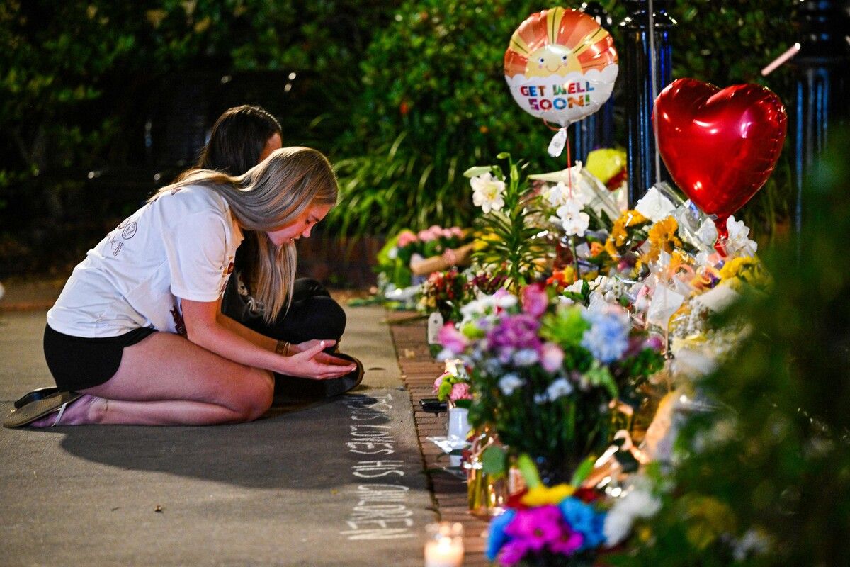 Studenten legen Blumen und Kerzen zum Gedenken an die Opfer nieder. ⇒AFP