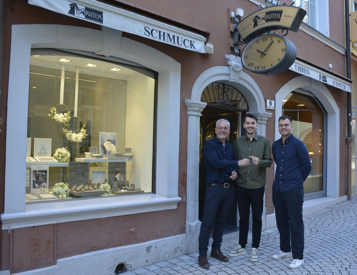 Symbolische Schlüsselübergabe von Gerhard an Tobias und Christoph.⇒bp