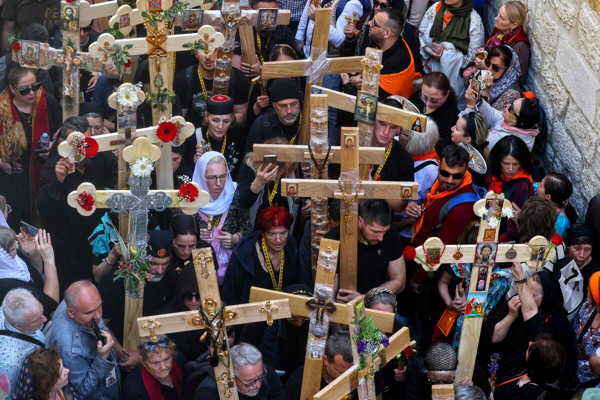 Tausende zogen in Jerusalem mit Kreuzen durch die Altstadtgassen. ⇒AFP
