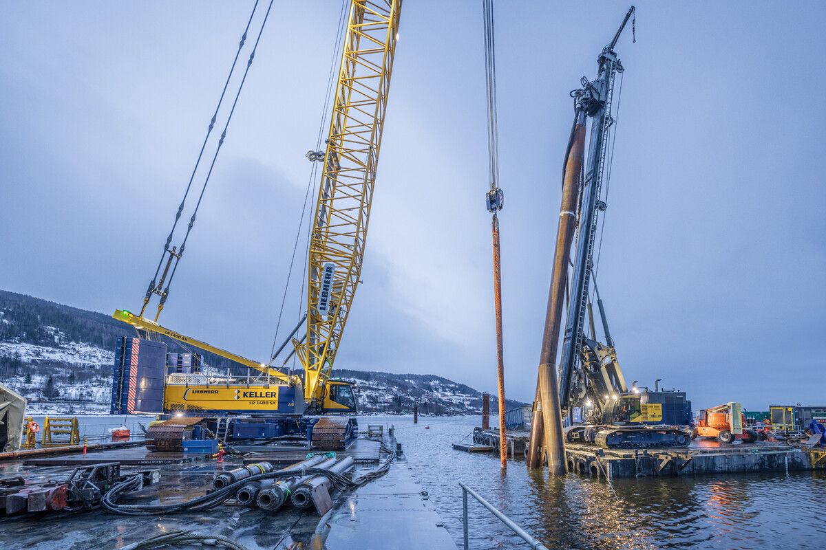Teamwork in Perfektion: Zwei Liebherr-Geräte beim Bau der längsten Eisenbahnbrücke Norwegens. ⇒FA