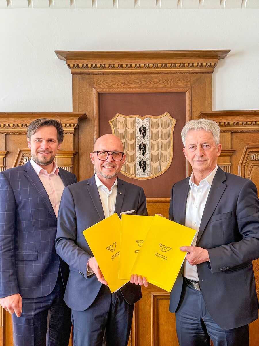 Thomas Körmer und Alois Mondschein von der Post mit Bürgermeister Michael Ritsch. Die drei neuen Postpartner sollen im Spätfrühling bzw. Frühsommer in Betrieb gehen.⇒Stadt