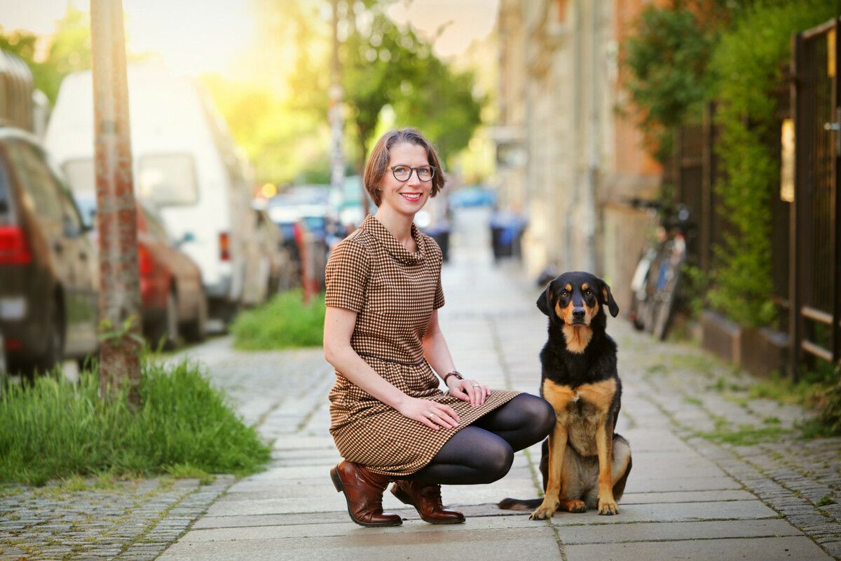 Tierethikerin Julia Enxing mit ihrer treuen vierbeinigen Gefährtin „Lucy“.⇒enxing