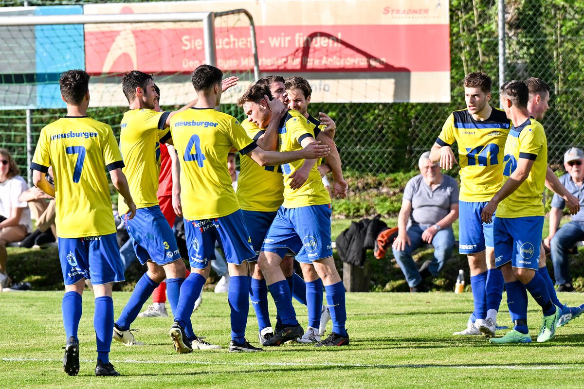 Torschütze Marian Zehrer und der FC Wolfurt feierten im Topduell gegen den FC Lustenau einen 2:1-Erfolg und bleiben damit im Titelrennen. ⇒VN/SErra