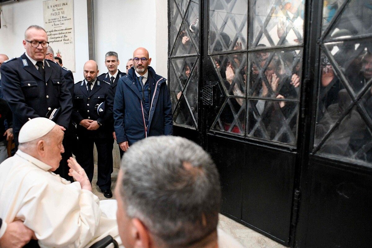 Trotz angeschlagener Gesundheit hat Papst Franziskus wie üblich vor Ostern Häftlinge besucht.⇒AFP (2)