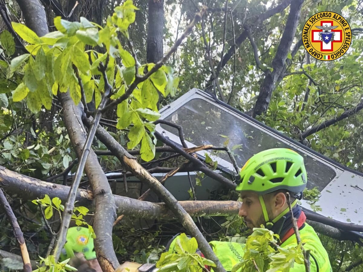 Trümmerteile der Gondel nach dem Absturz in der Nähe von Neapel. ⇒ap