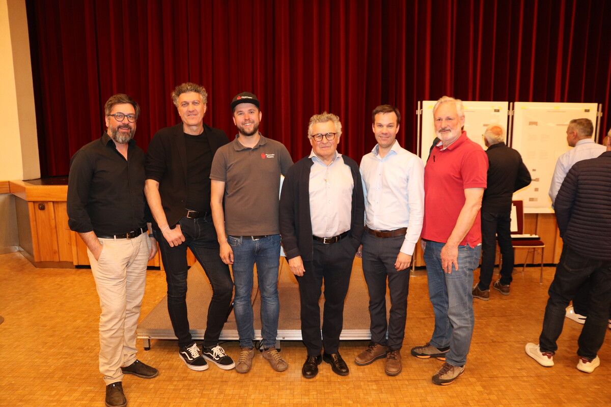 V. l.: Architekten Peter Muxel und Wolfgang Juen, Feuerwehrkommandant Patrick Zimmermann, Architekt Hans Hohenfellner (Leiter der Fachjury), Bürgermeister Florian Themeßl-Huber, Vizebürgermeister Hansjörg Wolf. ⇒Martin Frohner