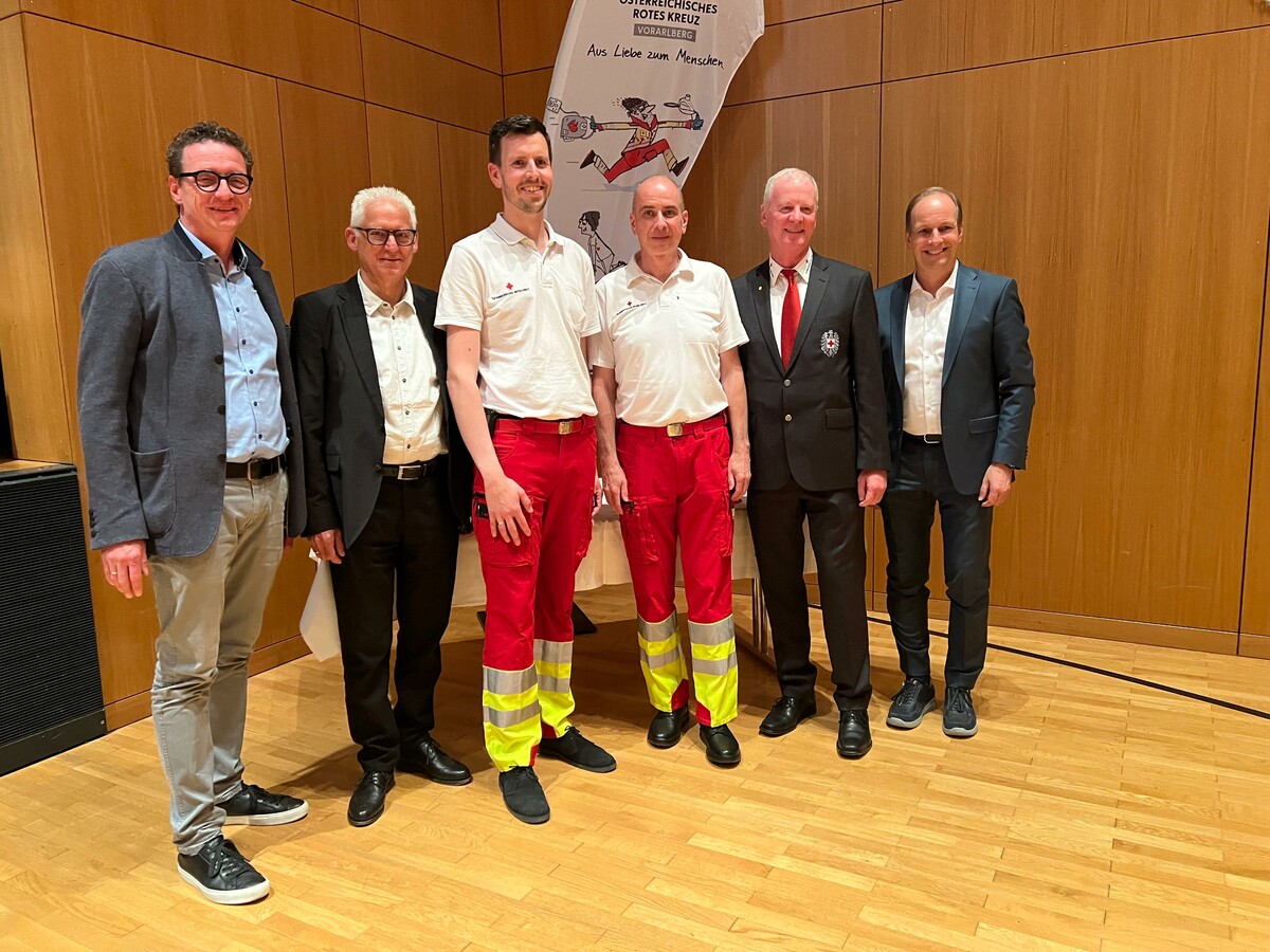 V. l.: Bgm. Markus Giesinger (Altach), RK-Präsident Ludwig Summer, Johannes Bertsch, Thomas Maierhofer, LRK Gerhard Kräutler und Bgm. Dieter Egger (Hohenems).⇒Stadt