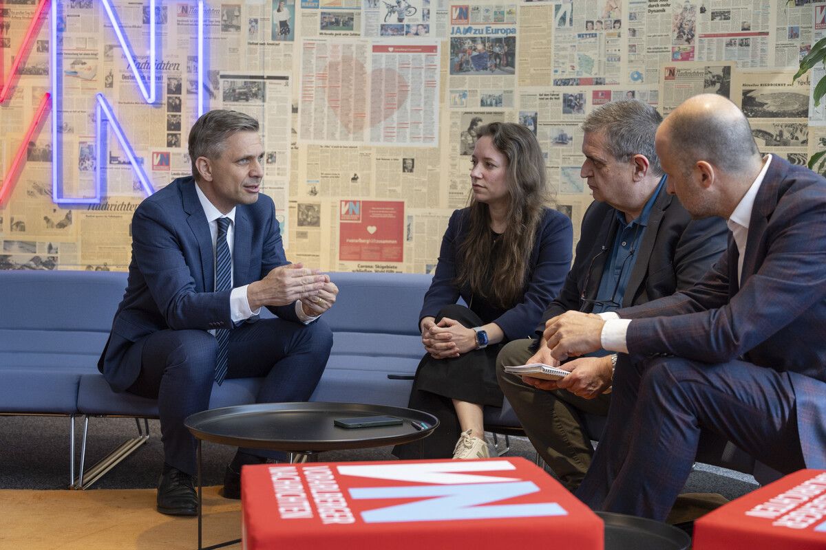 V. l.: Minister Hattmannsdorfer, Chefredakteurin Isabel Russ, Wirtschaftsredakteur Andreas Scalet und LR Marco Tittler.⇒VN/RP