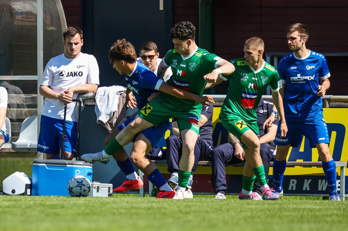 Valentin Matkovic (Mitte) sorgte mit seinem Doppelpack (10./40.) für die 2:0-Pausenführung des FC Lauterach beim 4:1-Heimerfolg im RLW-Derby gegen den SC Röthis. ⇒Steurer