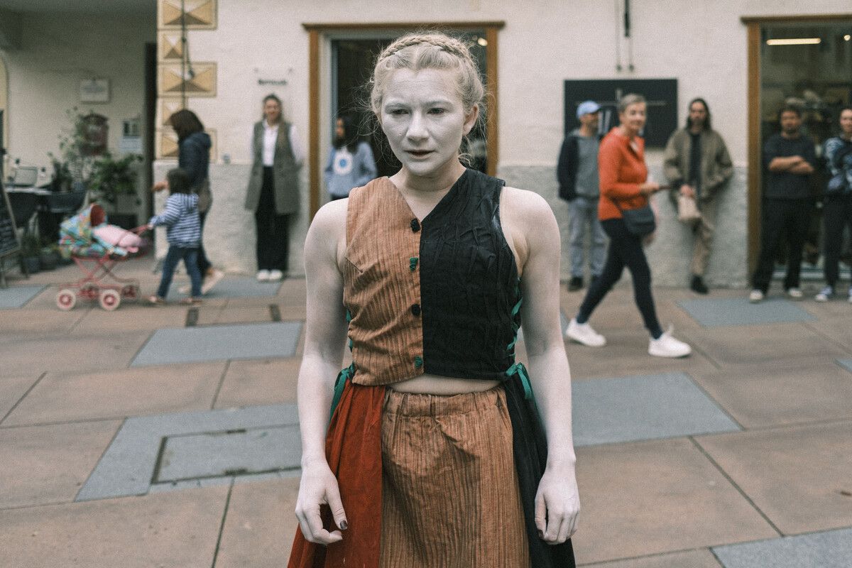 Vivienne Causemanns Performance „Working Hours“ ist an Butoh angelehnt. FLYLE
