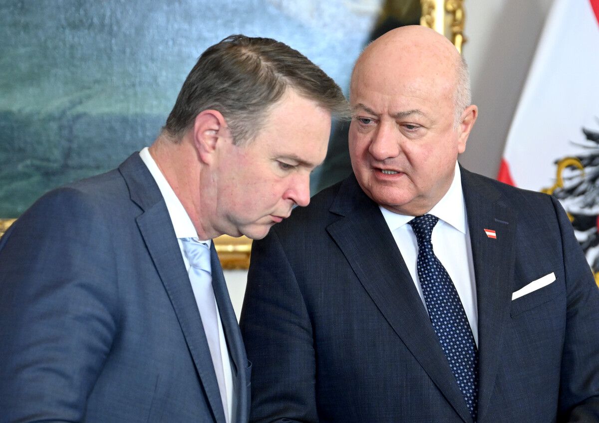 Vizekanzler Andreas Babler (SPÖ, l.) mit Kanzler Christian Stocker (ÖVP).⇒APA