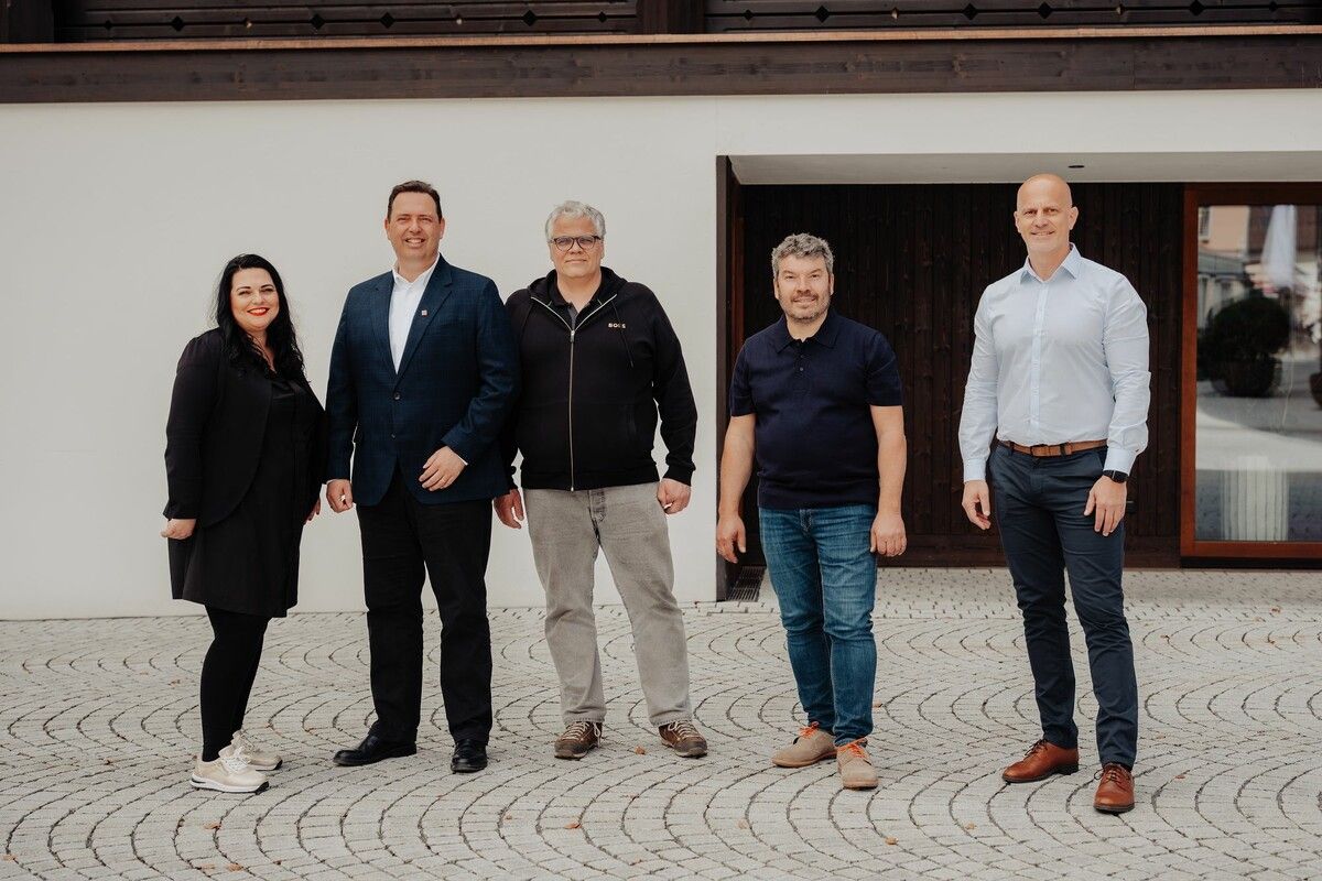 v.l: Christiane Mathies, Manuel Bitschnau, Tobias Stergiotis, Harald Bitschnau und Christian Zver (Geschäftsführer).⇒ WIMO