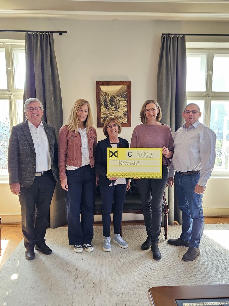 v.l.: Lorenz Bitsche, Ulli Müller, Maria Bitsche, Carina Türtscher und Bürgermeister Stefan Nigsch.⇒hab