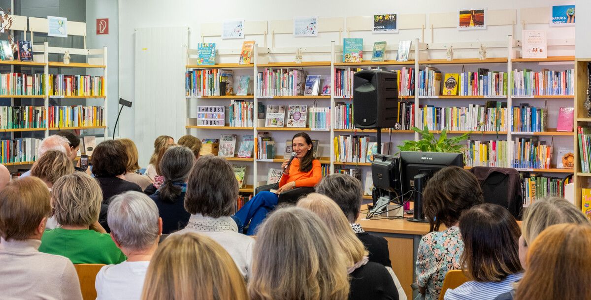 Volles Haus in der Bibliothek am Dorfbach in Hard.⇒SSU (2)