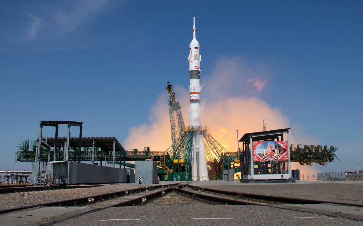 Vom Kosmodrom Baikonur startete gestern die Trägerrakete Sojus, die zwei russische Kosmonauten und einen US-Astronauten zur ISS brachte.