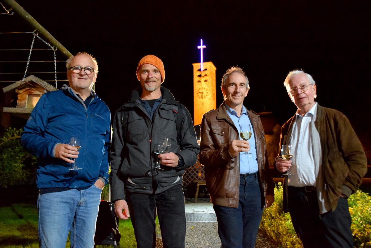 Walter Thöni, Matthias Metzner, Gerhard Schöch und Hans Getzner (von links) anlässlich der Segnung des wieder leuchtenden Turmkreuzes der Heilig-Kreuz-Kirche.⇒sco