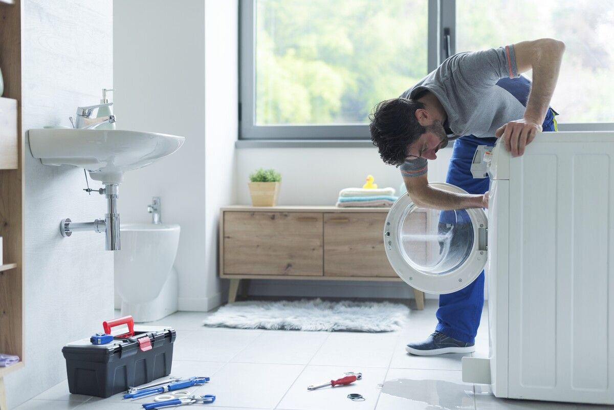 Wer ein Haushaltsgerät vom Fachmann reparieren lässt, kann bis zu 200 Euro Reparaturbonus erhalten.⇒Shutterstock