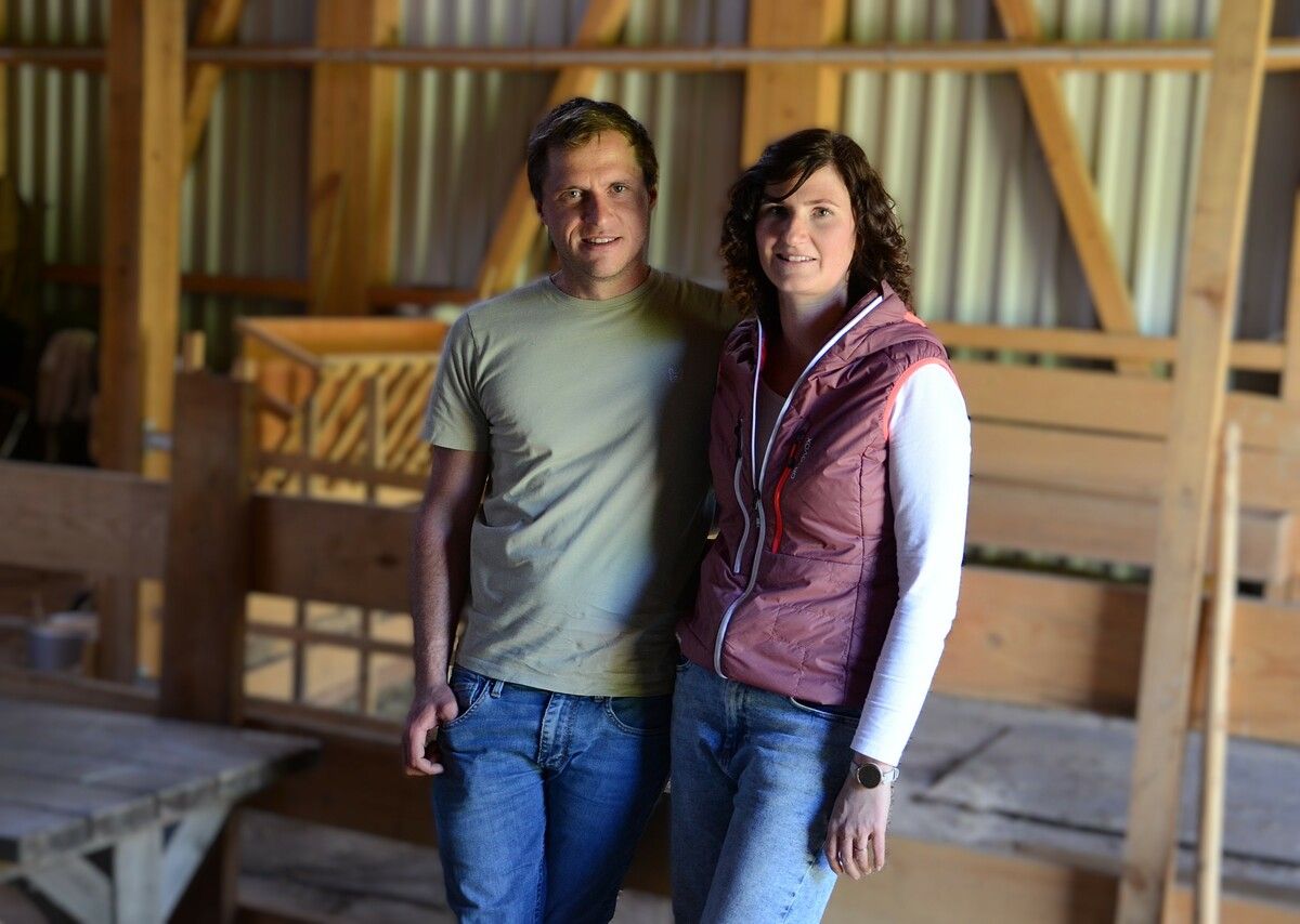 Wolfgang und Jessica Oberhauser führen seit 2022 den Sonnenbühl-Alpakahof in Sulzberg. ⇒HRJ (4)