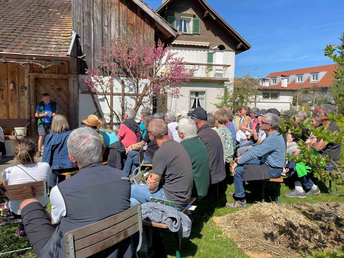 Zahlreiche Besucher waren der Einladung gefolgt und lauschten im Garten den Ausführungen der Gartenexperten.
