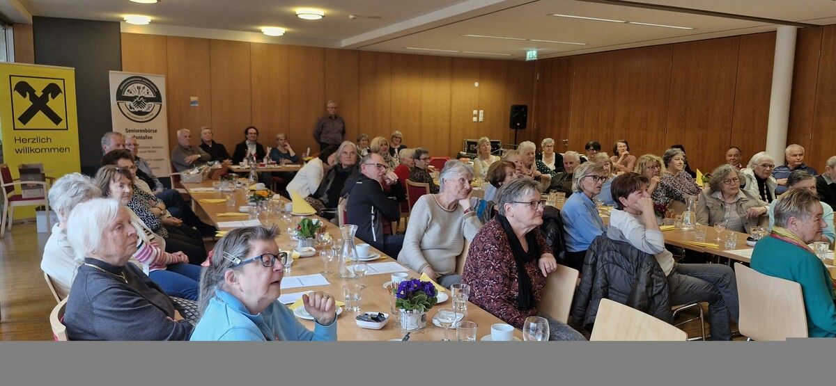Zauberer Ralf Rolsen sorgte bei der Jahreshauptversammlung für Staunen und gute Laune. ⇒verein