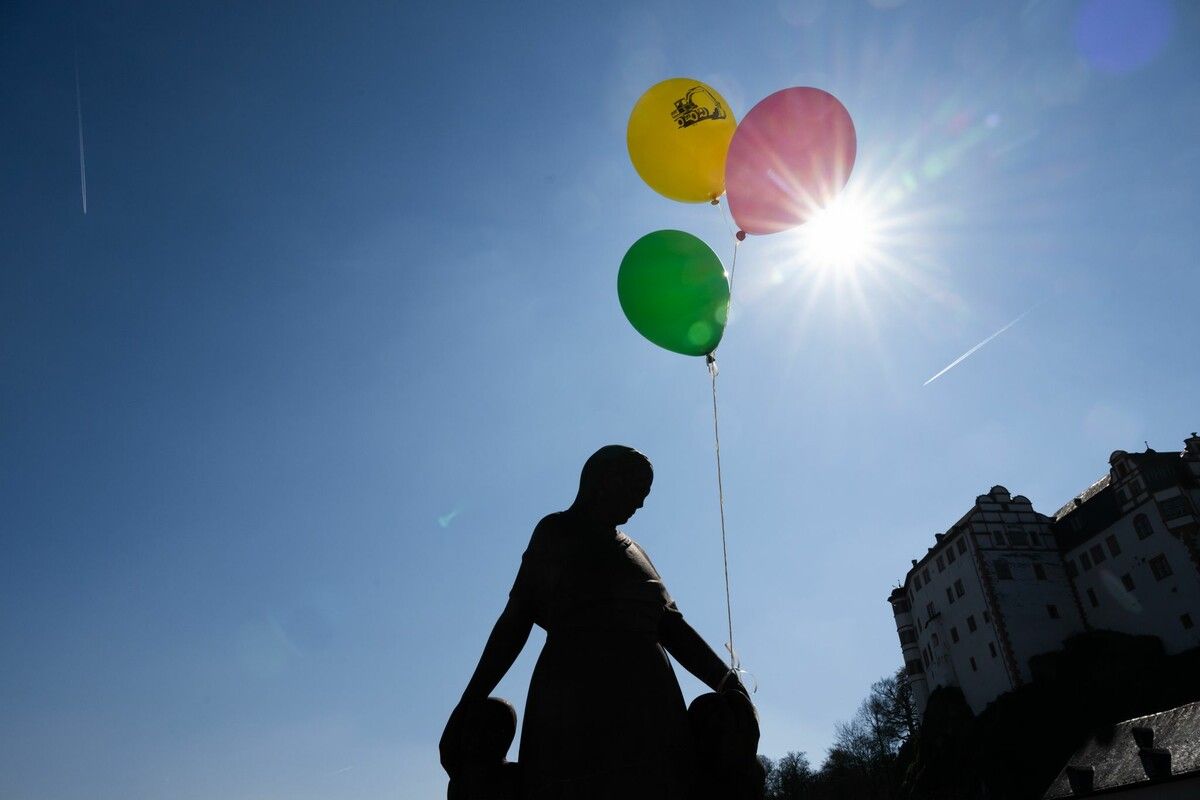 Zeitweilig wurden bunte Luftballons an mehreren Orten in Weilburg aufgehängt, um das Interesse des vermissten Buben zu wecken. ⇒APA, dpa/Roessler