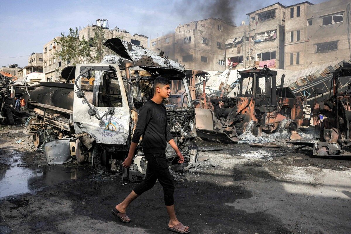 Zerstörte Fahrzeuge und schwelende Bagger-Bulldozer bei Jabalia. Der Gazastreifen geriet gestern wieder unter Beschuss. ⇒afp
