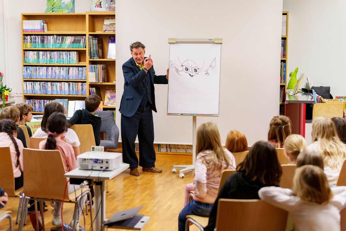 Zu den Lesungen von Kai Pannen gehört auch das Live-Zeichnen dazu, wobei er die Vorschläge der Kinder aus dem Publikum aufgreift. ⇒Vn/Stiplovsek