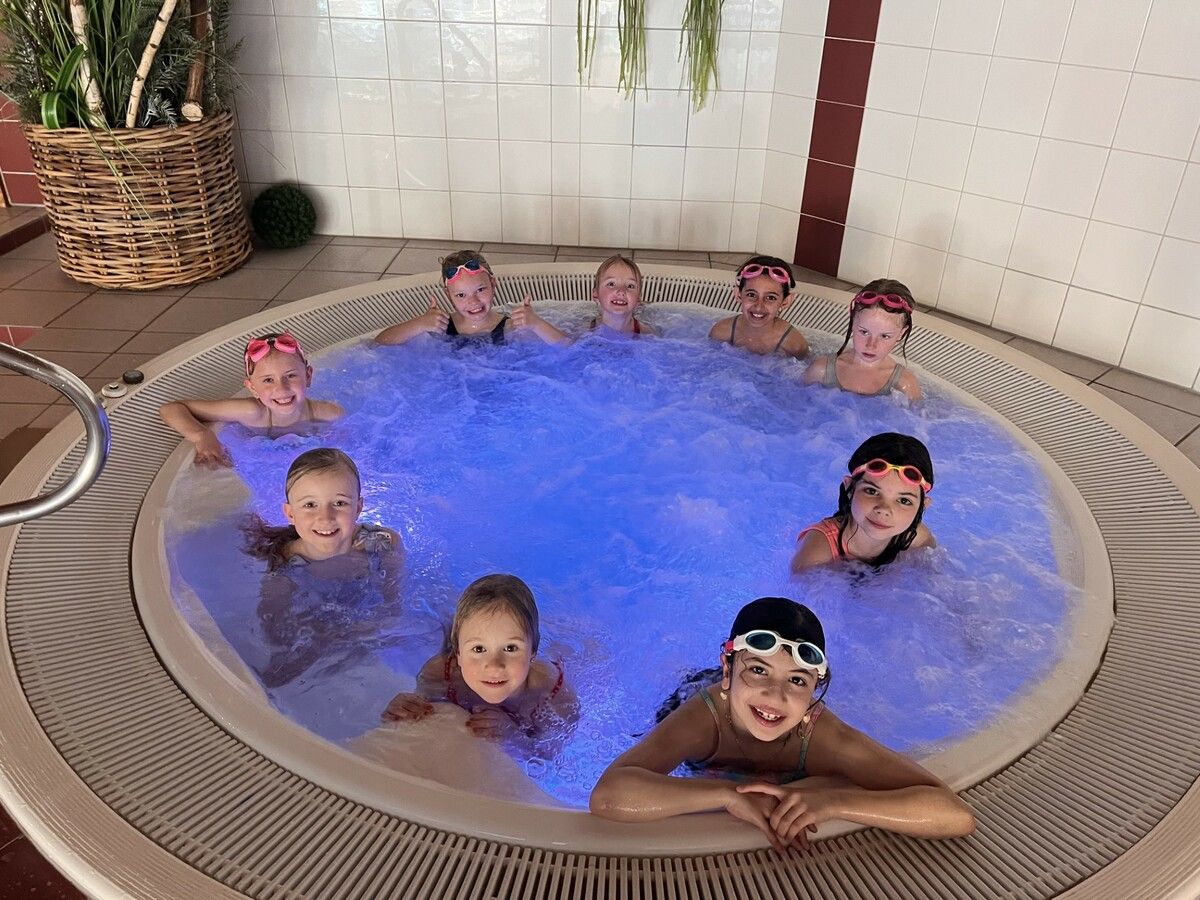 Zum Aufwärmen ging es in den Whirlpool, was die Kinder sichtlich genossen. ⇒ stl