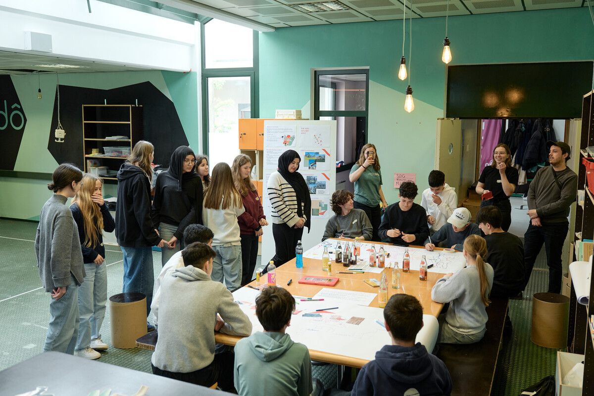 19 Studierende und drei Lehrende arbeiten mit der Gemeinde Lustenau an einem besonderen Ort für Begegnung.
