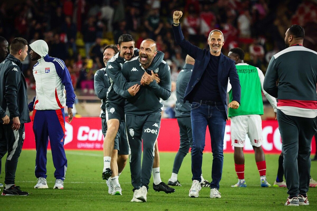 Adi Hütter jubelt nach dem Schlusspfiff über das 2:0 gegen Olympique Lyon, das ihn und sein Team auch nächste Saison in der Champions League spielen lässt. ⇒apa