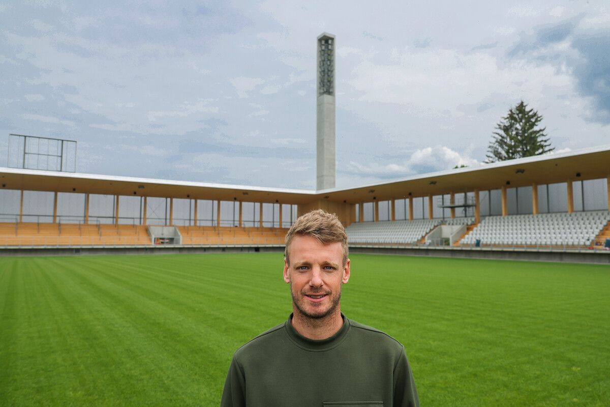 Am Mittelkreis im neuen Stadion zeigte Pius Grabher Emotionen.⇒Steurer
