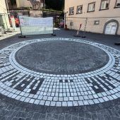 Friedenszeichen statt Sockelstatue