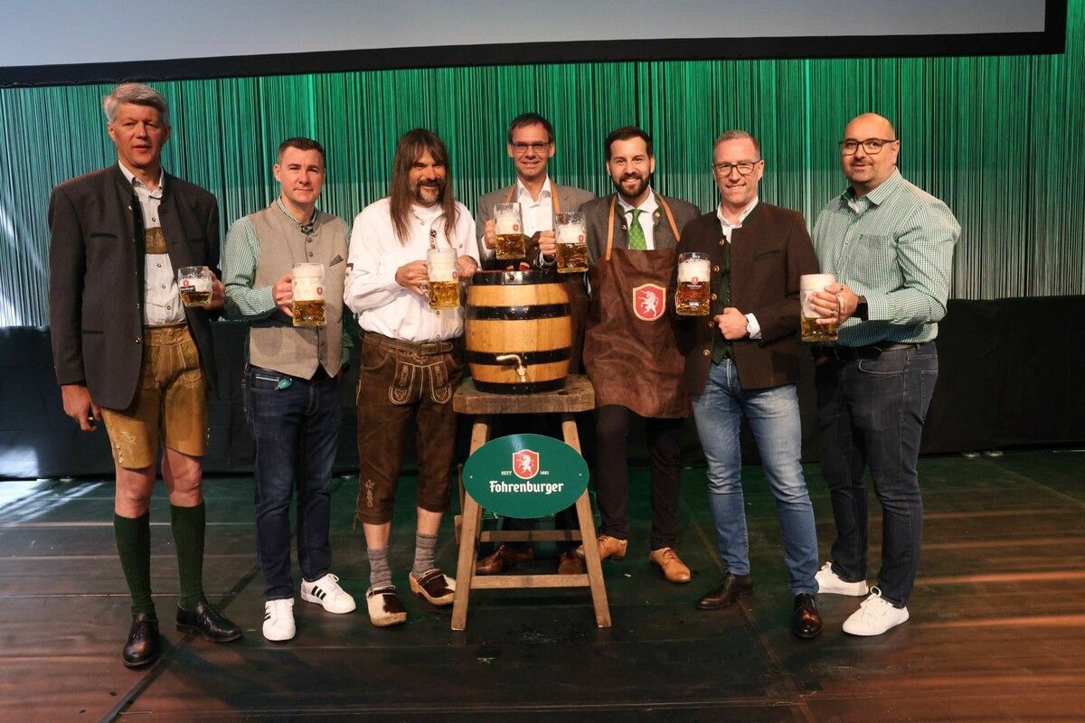 Andreas Tschann, Fohrenburg-GF Christian Muigg, Vorstand Wolfgang Sila, LH Markus Wallner, Bgm. Simon Tschann, Fohrenburg-Vorstand Alexander Kinzl und „s‘Fäscht“-GF Jürgen Baldauf. ⇒AME