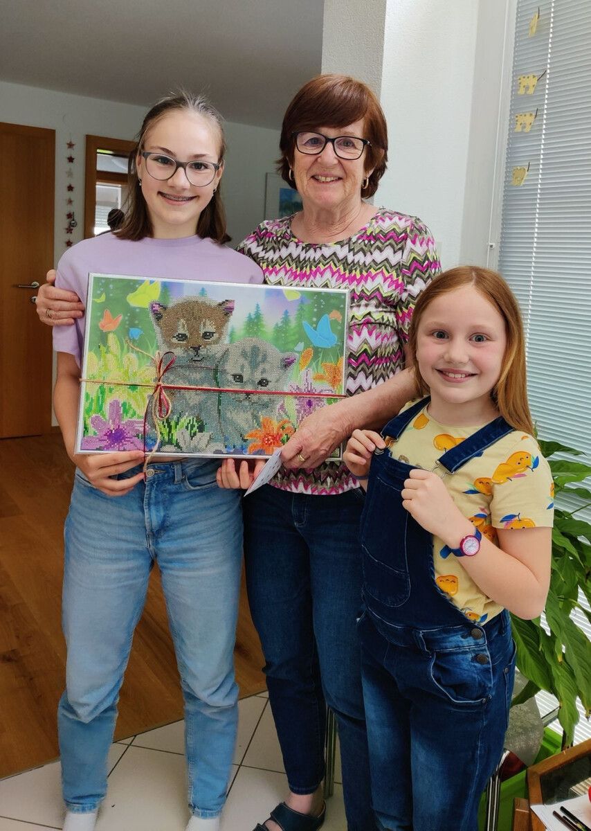 Anna und Lara erlebten viele kostbare Momente mit ihrer kreativen und liebevollen Oma.⇒ privat