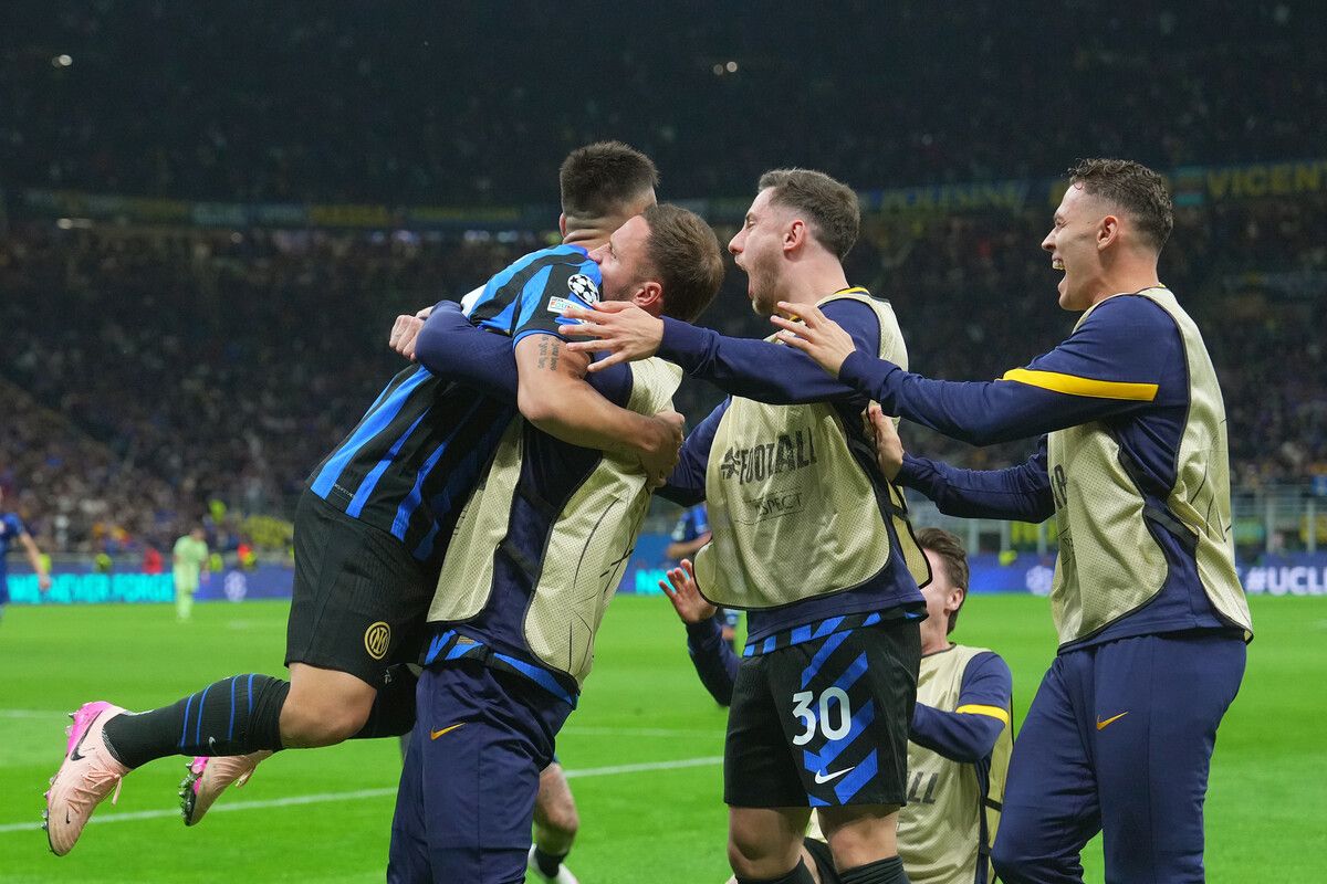 Arnautovic bejubelt Kapitän Martinez.⇒gepa