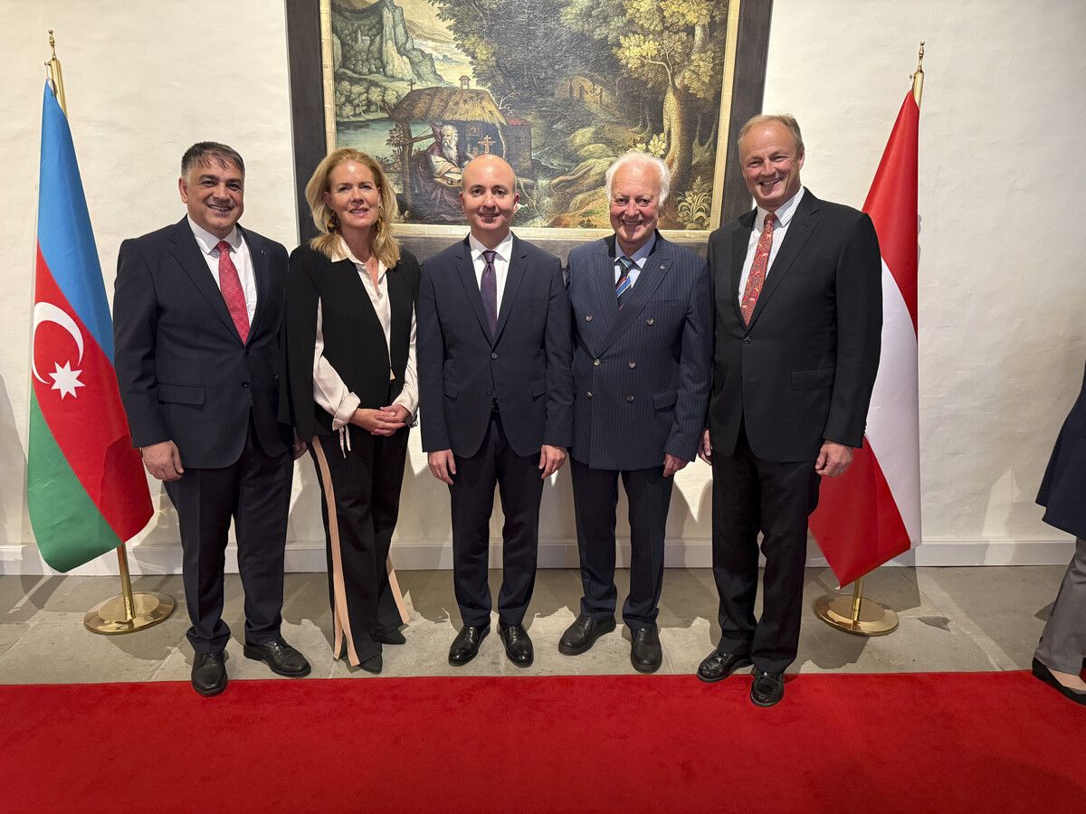 Attila Dincer, Gräfin Stephanie Waldburg-Zeil, Botschafter s.E. Rovshan Sadigbayli, Prof. Manfred Rützler und Graf Franz Clemens Waldburg-Zeil feierten gemeinsam den Nationalfeiertag.⇒Franc