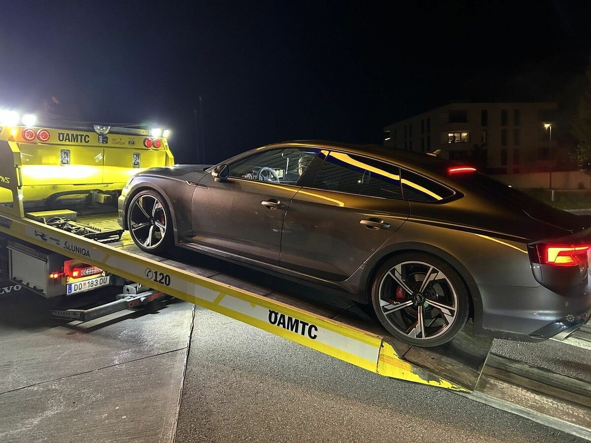 Auch das zweite Auto steht nun vorerst auf dem Polizeiparkplatz.